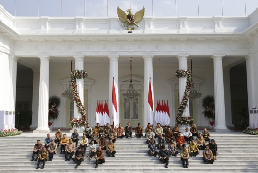 Presiden Joko Widodo dan Wakil Presiden Maruf Amin saat mengumumkan jajaran menterinya di Kabinet Indonesia Maju, Rabu (23/10), di Istana Negara, Jakarta.