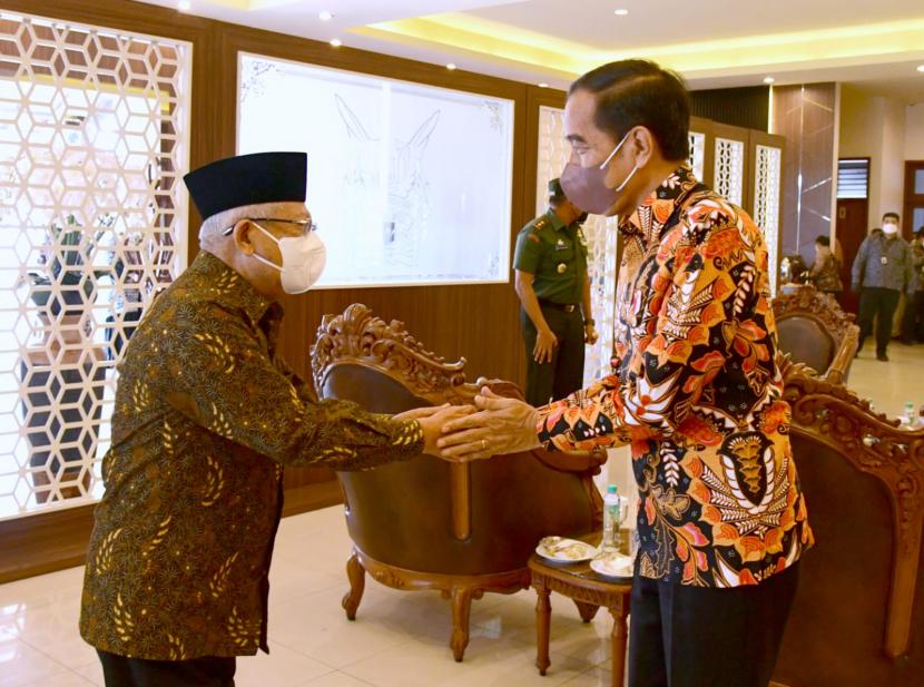 Presiden Joko Widodo dan Wakil Presiden Maruf Amin saat menyempatkan bertemu di Pangkalan Udara TNI AU Adi Soemarmo di Surakarta, Jawa Tengah sebelum lepas landas ke Jakarta, Senin (21/11). 