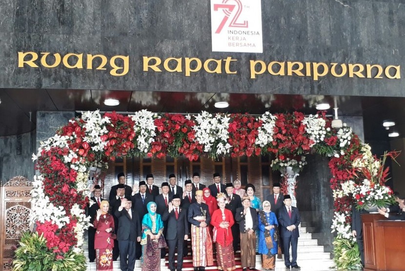 Presiden Joko Widodo dan Wapres Jusuf Kalla berfoto sebelum sidang tahunan di gedung DPR/MPR, Rabu (16/8)
