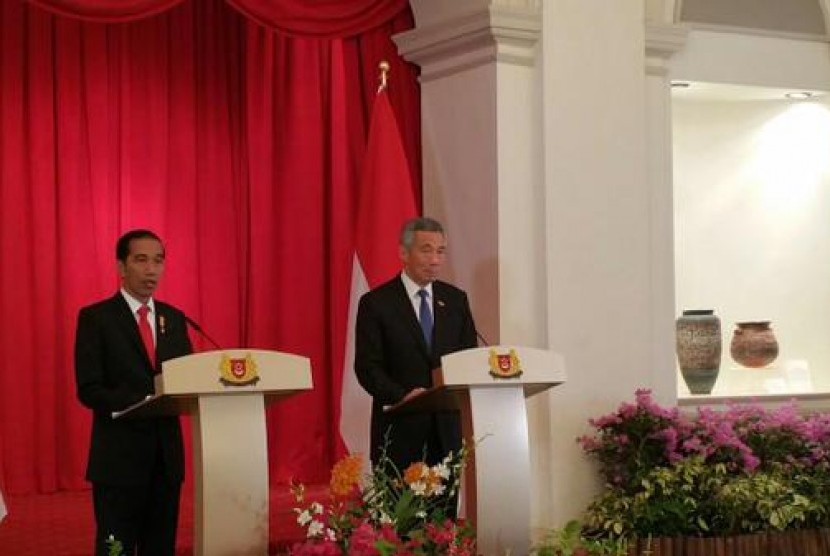 President Joko Widodo (L) and Singapore PM Lee Hsien Loong.