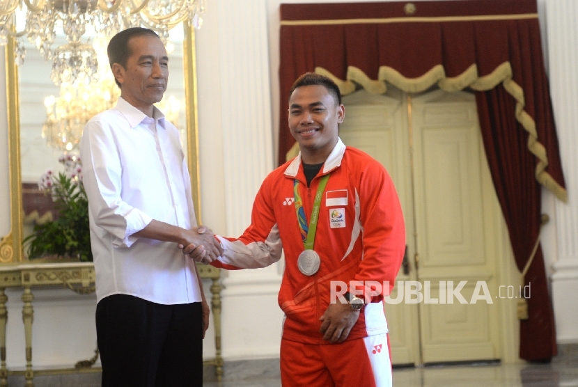Presiden Joko Widodo (dari kiri) bersama Atlet Angkat Besi peraih medali perak Olimpiade Rio 2016 Eko Yuli Irawan di Istana Merdeka, Jakarta, Rabu (24/8). (Republika/ Wihdan)