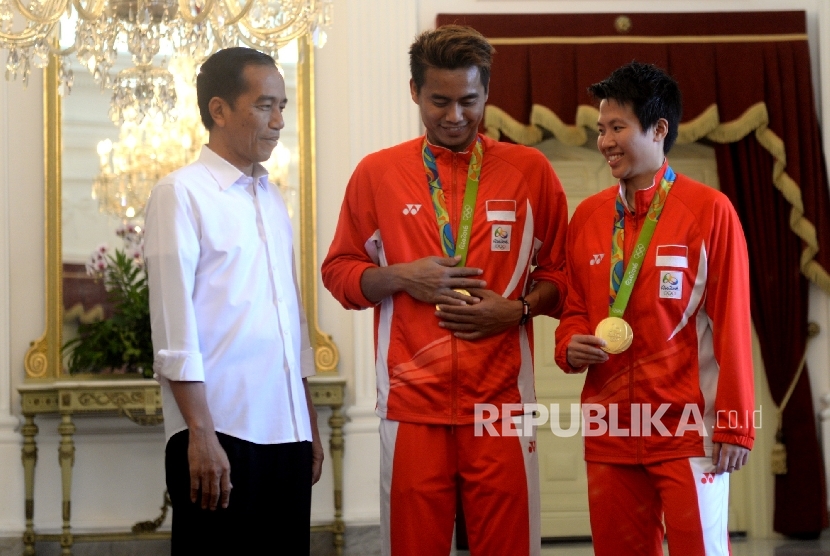 Presiden Joko Widodo (dari kiri) bersama Atlet Bulutangkis Ganda Campuran peraih medali emas Olimpiade Rio 2016 Tontowi Ahmad dan Liliyana Natsir di Istana Merdeka, Jakarta, Rabu (24/8).  (Republika/ Wihdan)