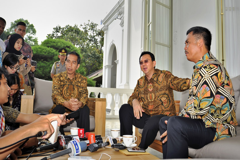 Presiden Joko Widodo dengan Gubernur DKI Basuki Tjahaja Purnama serta Ketua DPRD DKI Prasetyo Edi Marsudi (kanan) memaparkan hasil pertemuan membahas APBD DKI di Istana Merdeka, Jakarta, Selasa (14/4). ANTARA/Yudhi Mahatma.