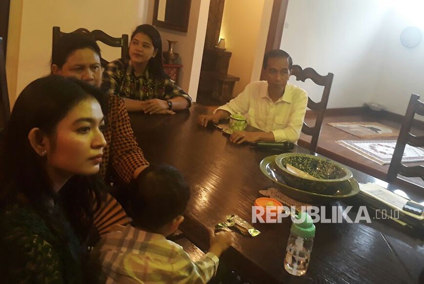Presiden Joko Widodo bersama Keluarga mengumumkan sejumlah hal terkait persiapan pernikahan Kahiyang Ayu. Jokowi memastikan seluruh persiapan pernikahan putrinya dengan Muhammad Bobby Afif Nasution  telah selesai. 
