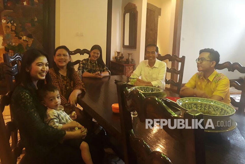Presiden Joko Widodo dengan keluarga saat memberi keterangan mengenai pernikahan Kahiyang Ayu di kediaman di Solo, Jawa Tengah, Ahad (29/10).