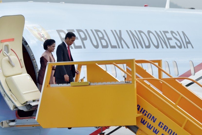 Presiden Joko Widodo (depan) bersama Ibu Negara Iriana Joko Widodo.