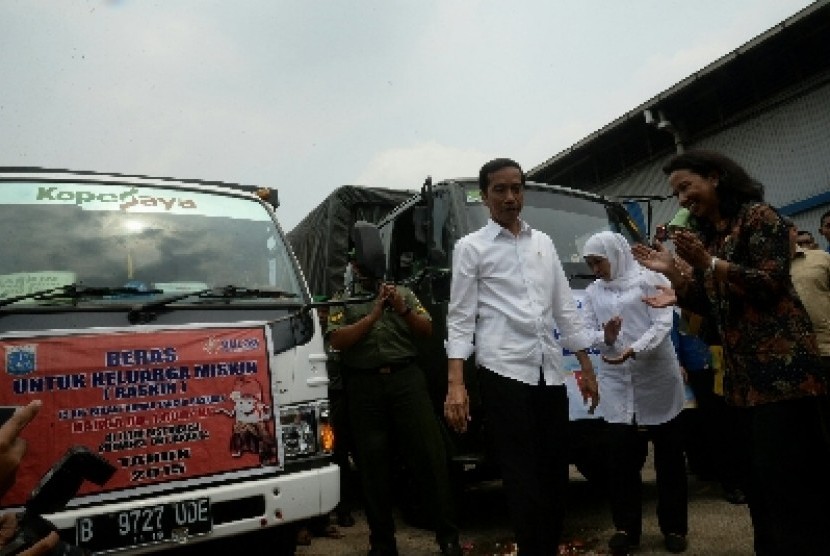 Presiden Joko Widodo di gudang beras Bulog Kelapa Gading, Jakarta, Rabu (25/2). 