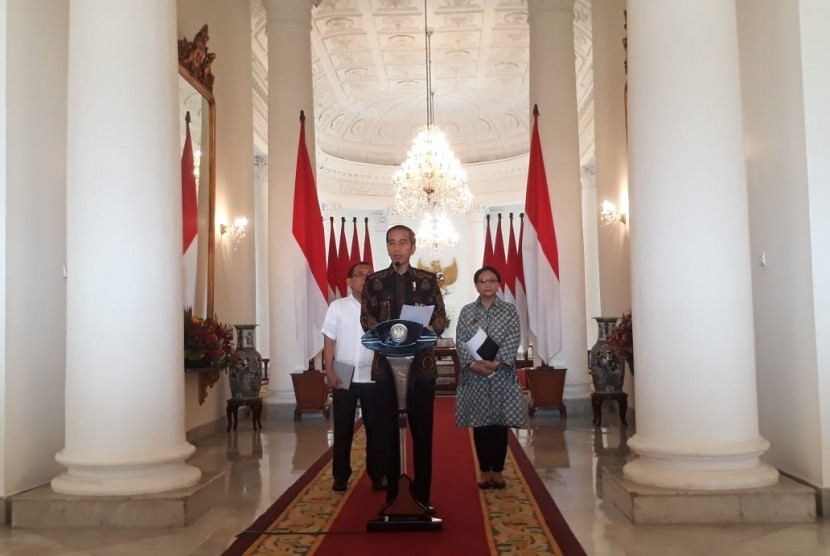 Presiden Joko Widodo didamping Menteri Luar Negeri Retno Marsudi (kiri) dan Menteri Sekreteris Negara Pratikno (Mensesneg) memberikan keterangan terkait terpilihnya Indonesia menjadi DK PBB, Selasa (12/6). 