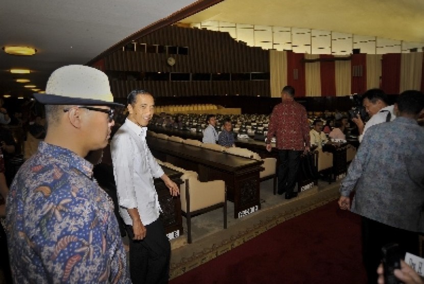 Presiden Joko Widodo didampingi Deputi Tim Transisi Andi Widjajanto (kiri).