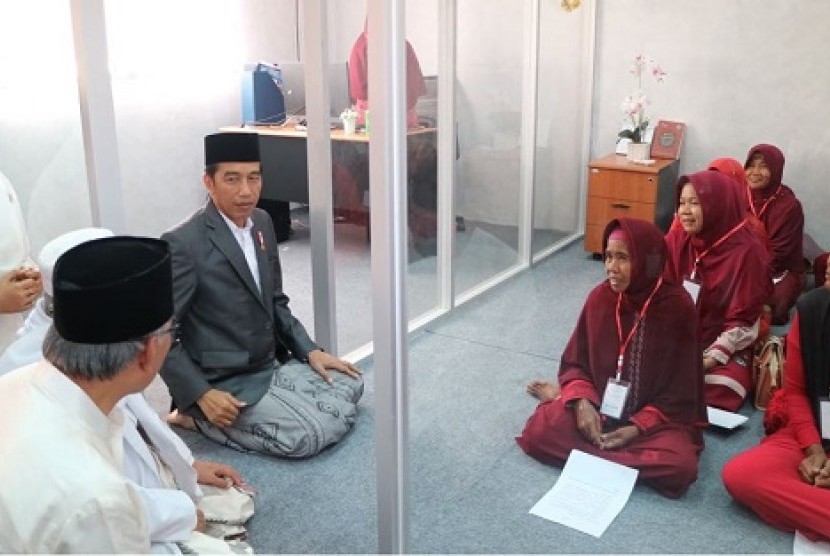 Presiden Joko Widodo didampingi Dewan Komisioner OJK  meresmikannBank Wakaf Mikro di Pesantren An Nawawi Tanara, Rabu (14/3).