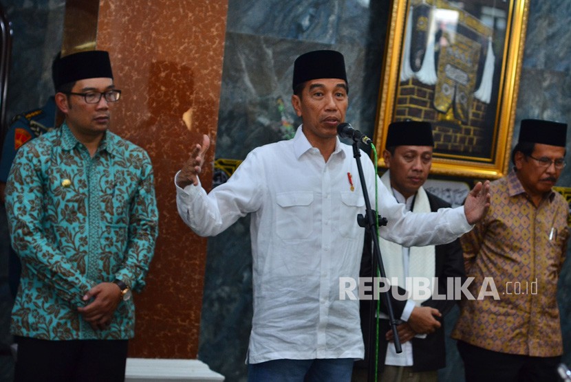 Presiden Joko Widodo didampingi Gubernur Jabar Ridwan Kamil (kiri) memberikan sambutan seusai salat Jumat di Mesjid Besar Cibatu, Kabupaten Garut, Jawa Barat, Jumat (18/1/2019). 