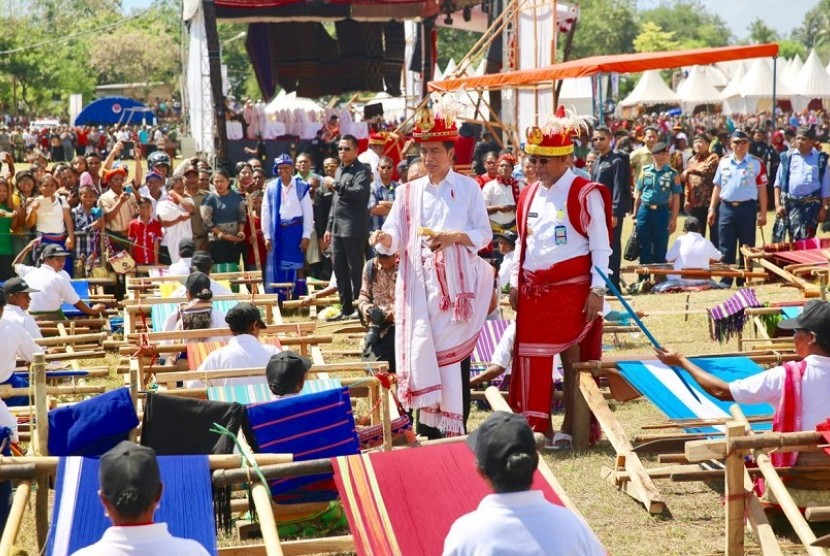 Presiden Joko Widodo didampingi Gubernur NTT Frans Lebu Raya saat menghadiri Festival Tenun Ikat 2017, di Kabupaten Sumba Barat Daya, Nusa Tenggara Timur 