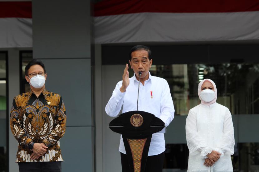 Presiden Joko Widodo (tengah). Presiden Joko Widodo (Jokowi) meminta adanya pemanfaatan lahan pekarangan di rumah untuk menanam komoditas seperti cabai. Ini agar rumah tangga mampu memenuhi kebutuhan cabai sendiri.