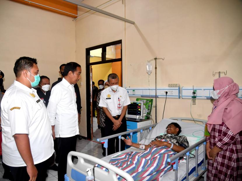 Presiden Joko Widodo didampingi Iriana Jokowi mengunjungi korban selamat dalam tragedi sepak bola di Kanjuruhan, di Rumah Sakit Umum Daerah (RSUD) dr. Saiful Anwar, Kota Malang, Jawa Timur.