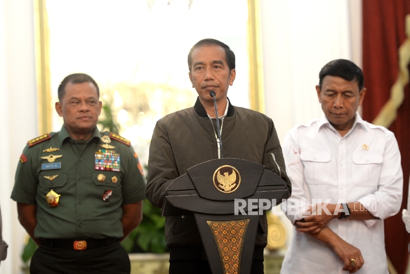 Presiden Joko Widodo didampingi jajaran menteri kabinet menggelar konferensi pers terkait Aksi Damai 4 November di Istana Merdeka, Sabtu (5/11).