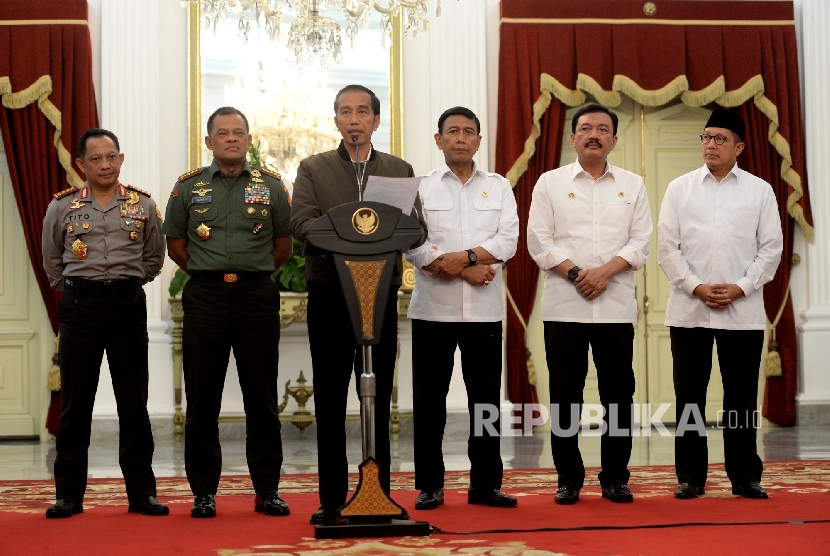 Presiden Joko Widodo didampingi jajaran menteri kabinet menggelar konferensi pers terkait Aksi Damai 4 November di Istana Merdeka, Sabtu (5/11).