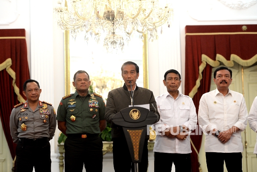 Presiden Joko Widodo didampingi jajaran menteri kabinet menggelar konferensi pers terkait Aksi Damai 4 November di Istana Merdeka, Sabtu (5/11).