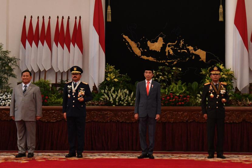 Presiden Joko Widodo  didampingi Kapolri Jenderal Pol Idham Aziz , Panglima TNI Marsekal TNI Hadi Tjahjanto dan Menhan Prabowo Subianto berfoto bersama seusai Peringatan ke-74 Hari Bhayangkara Tahun 2020 di Istana Negara, Jakarta.