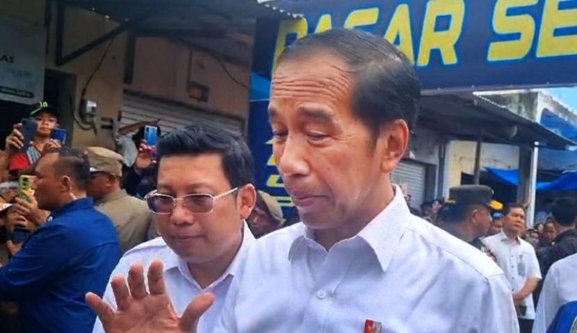 Presiden Joko Widodo didampingi Kepala Badan Pangan Nasional (Bapanas) Arief Prasetyo Adi saat memberikan keterangan kepada wartawan di Kolaka Utara, Sulawesi Tenggara, Selasa (14/5/2024).