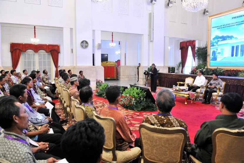 Presiden Joko Widodo didampingi Kepala Staf Presiden, Moeldoko, menyaksikan Menteri Kelautan dan Perikanan Susi Pudjiastuti yang memberikan sambutan dalam silaturrahim dengan perwakilan nelayan peserta Rembugnas dan Munas VII Himpunan Nelayan Seluruh Indonesia, di Istana Negara, Selasa (8/5).Senin