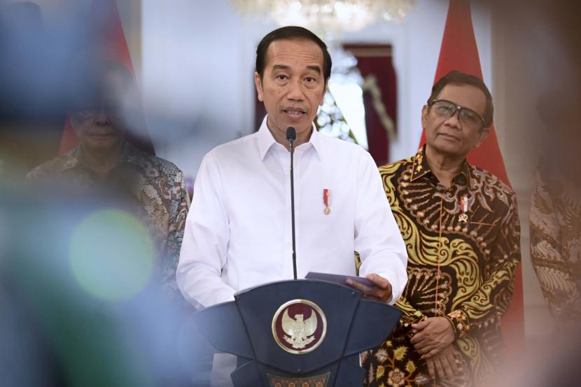 Presiden Joko Widodo didampingi Ketua Dewan Pengarah Tim Penyelesaian Non-Yudisial Pelanggaran HAM Berat Masa Lalu Mahfud MD (kanan) berbicara kepada media terkait pelanggaran HAM di Istana Merdeka, Jakarta.