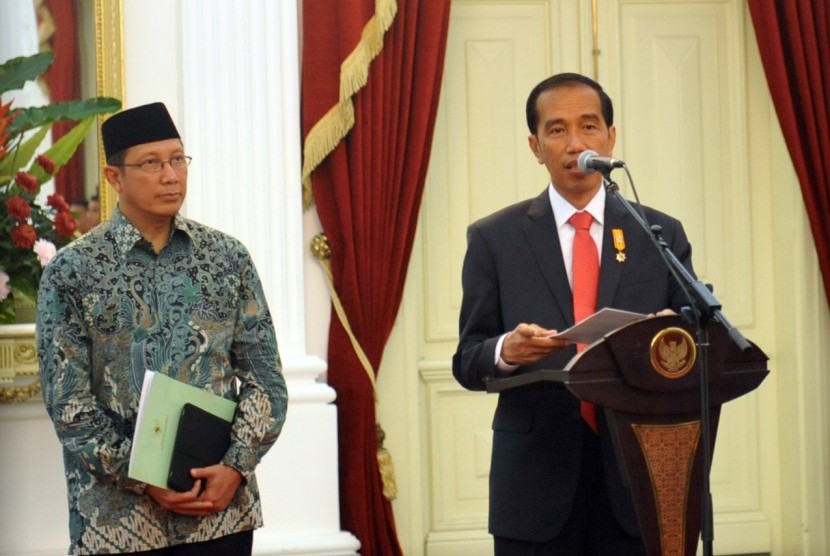 Presiden Joko Widodo didampingi Menag Lukman Hakim Saifuddin (kiri) memberikan Keterangan Pers terkait penurunan Biaya Perjalanan Ibadah Haji Tahun 2015 di Istana Merdeka. Jakarta, Rabu (27/5).