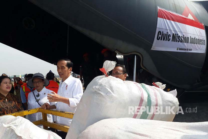 President Joko Widodo accompanied by Foreign Affairs Minister Retno Marsudi and Coordinating Minister of Human  Development and Cultural Affairs Puan Maharani oversee aid to be delivered to Rohingya.