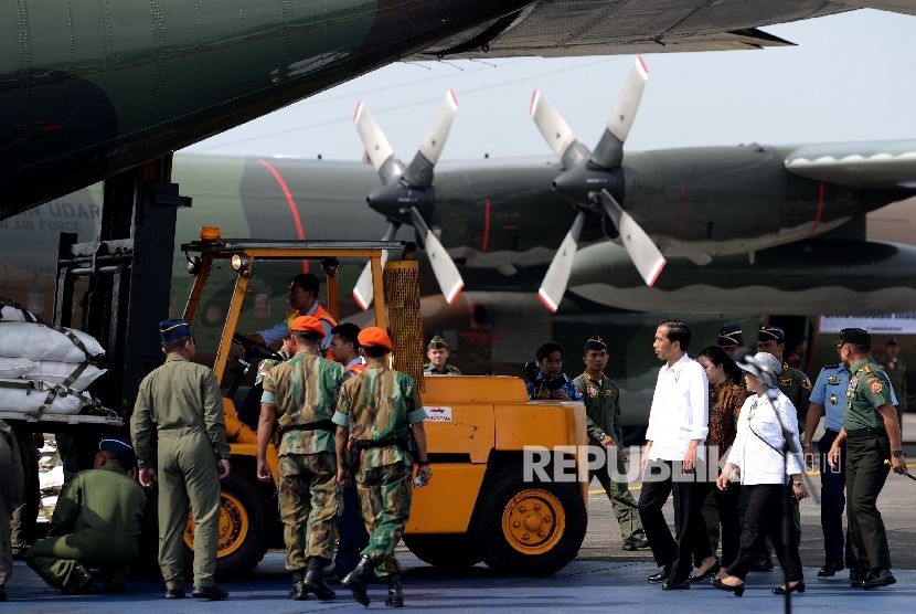 President Joko Widodo accompanied by Foreign Affairs Minister Retno Marsudi oversee preparation of humanitarian aid delivery to Rohingya refugees at the Halim Perdanakusumah airport, Jakarta, Wednesday (September 13).