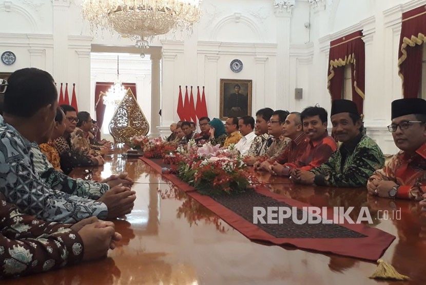 Presiden Joko Widodo didampingi Mensesneg Pratikno, bertemu dengan perwakilan KAHMI di Istana Negara, Jumat (3/11). 
