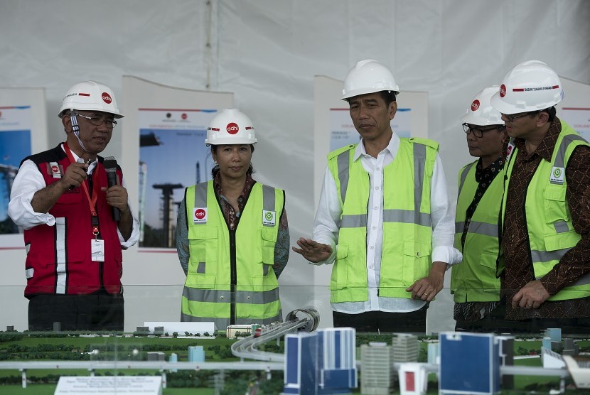 Presiden Joko Widodo didampingi Menteri BUMN Rini Soemarno (kedua kiri), dan Dirut PT Adhi Karya (Persero) Tbk Budi Harto (kiri) meninjau perkembangan proyek pembangunan Kereta Api Ringan atau Light Rail Transit (LRT) Jakarta-Bogor-Depok-Bekasi (Jabodebek)