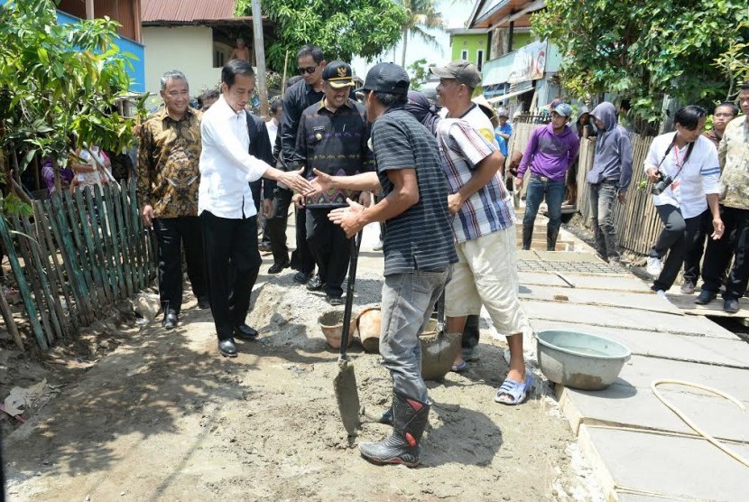 Presiden Joko Widodo didampingi Menteri Desa, PDT dan Transmigrasi Eko Sandjojo, saat meninjau langsung penggunaan dana desa yang dimanfaatkan untuk infrastruktur  di Desa Pabentengang.