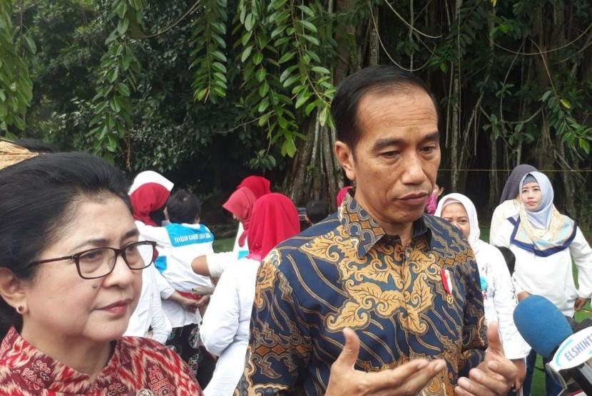 Presiden Joko Widodo didampingi Menteri Kesehatan Nila F Moeloek memberikan keterangan kepada wartawan Jumat (6/4)