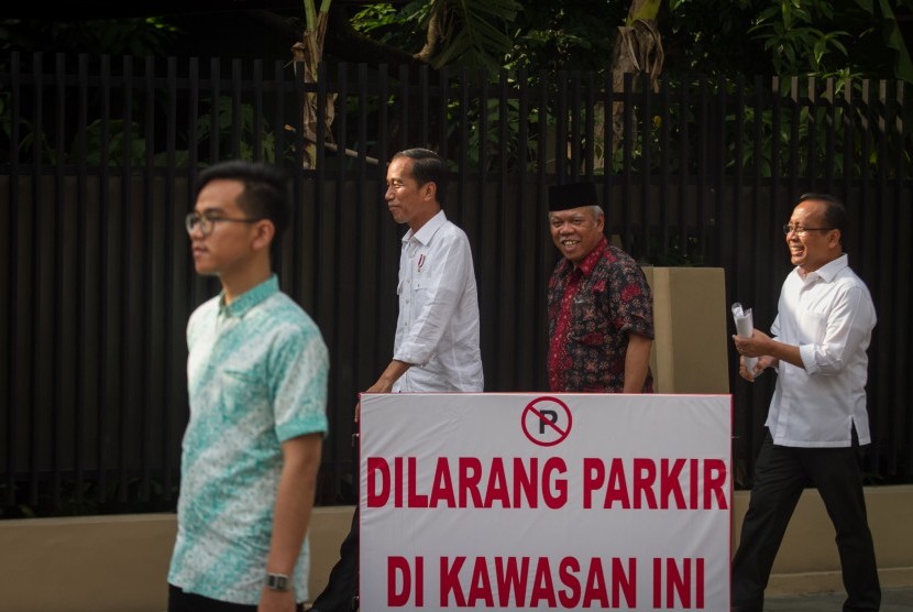 Presiden Joko Widodo didampingi Menteri Sekertaris Negara Pratikno (kanan) dan Menteri PUPR Basuki Hadimuljono (kedua kanan) meninjau lokasi pernikahan Kahiyang Ayu-Bobby Nasution di sekitar kediaman pribadi Presiden di Sumber, Solo, Jawa Tengah, Senin (6/11). 