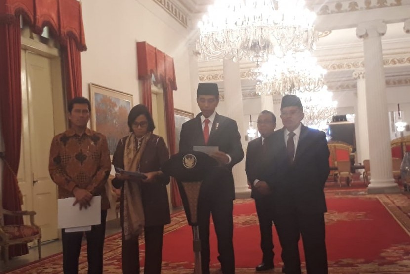 Presiden Joko Widodo didampingi Wakil Presiden Jusuf Kalla (kanan),  Menteri Keuangan Sri Mulyani, serta Menteri Aparatur Negara dan Reformasi Birokrasi Asman Abnur memberikan keterangan pers terkait pemberian THR dan Gaji ke-13 bagi PNS, TNI,dan Polri, di Istana Merdeka, Rabu (23/5). 