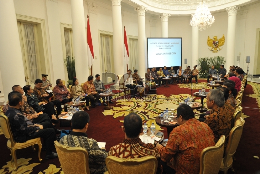 Presiden Joko Widodo didampingi Wapres Jusuf Kalla memimpin rapat kabinet di Istana Bogor, Jawa Barat, Senin (16/2).