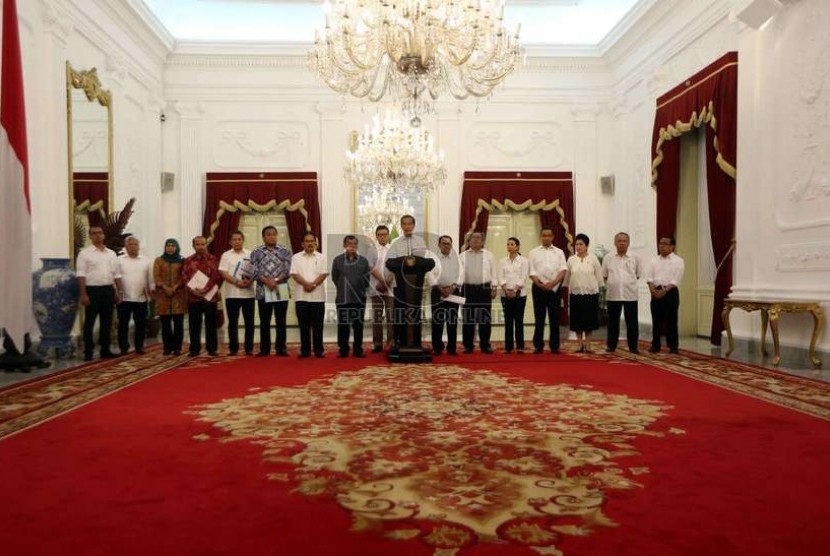  Presiden Joko Widodo didampingi Wapres Jusuf Kalla mengumumkan kenaikan harga BBM bersubsidi di Istana Merdeka, Jakarta, Senin (17/11) malam. (Republika/ Yasin Habibi)