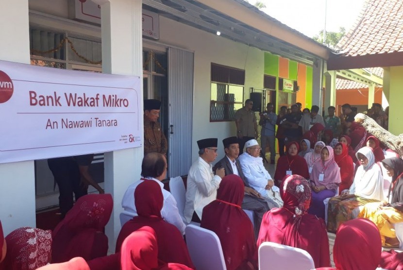 Presiden Joko Widodo ditemani Dewan Komisioner OJK, dan Ketua MUI Ma'ruf Amin meresmikan Bank Wakaf Mikro, di Pesantren  An Nawawi Tanara, Rabu (14/3). 