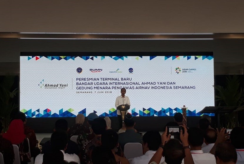 Presiden Joko Widodo ditemani Iriana Widodo meresmikan terminal baru Bandara Internasional Ahmad Yani, Kamis (7/6). 