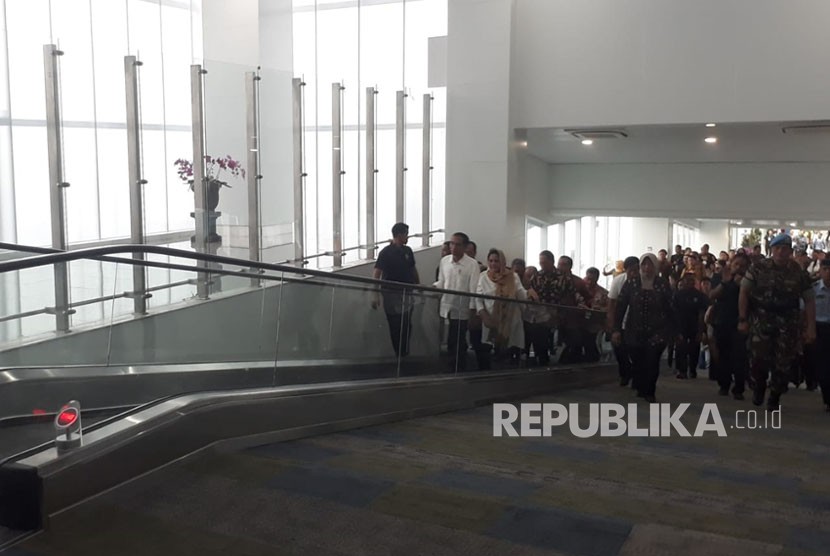 Presiden Joko Widodo ditemani Iriana Widodo meresmikan terminal baru Bandara Internasional Ahmad Yani, Kamis (7/6). 