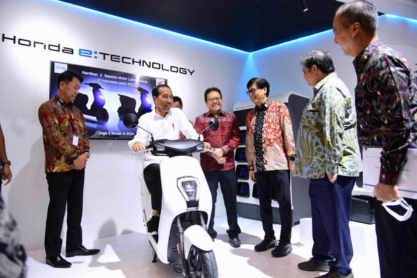 Presiden Joko Widodo ditemani jajaran direksi PT Astra Honda Motor (AHM) mencoba motor listrik Honda EM1 e pada Pameran Indonesia International Motor Show (IIMS) 2023 di JIExpo Kemayoran, Jakarta Pusat, Kamis (16/2/2023).