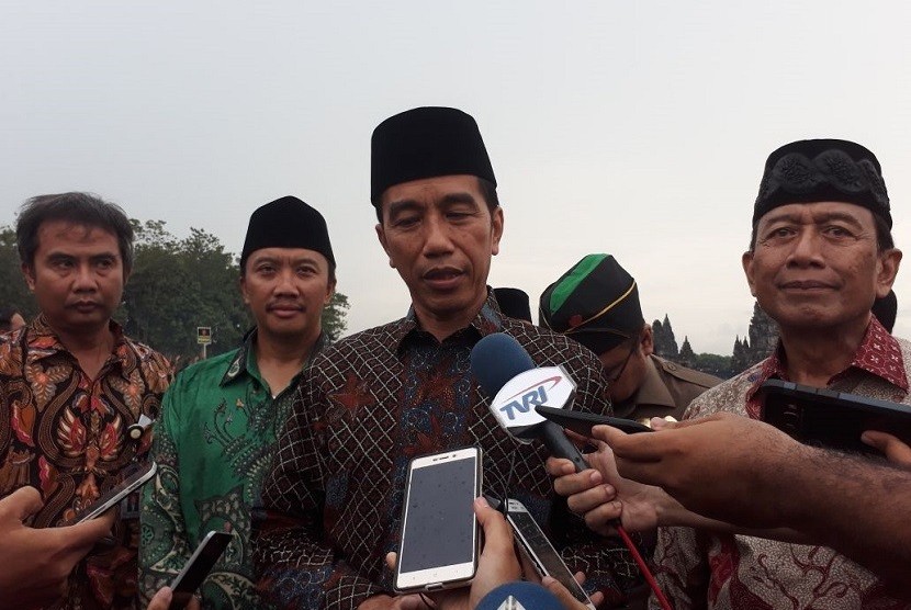 Presiden Joko Widodo ditemani Menteri Polhukam Wiranto dan Menpora memberikan keterangan pers terkait aksi bela Palestina 1712.