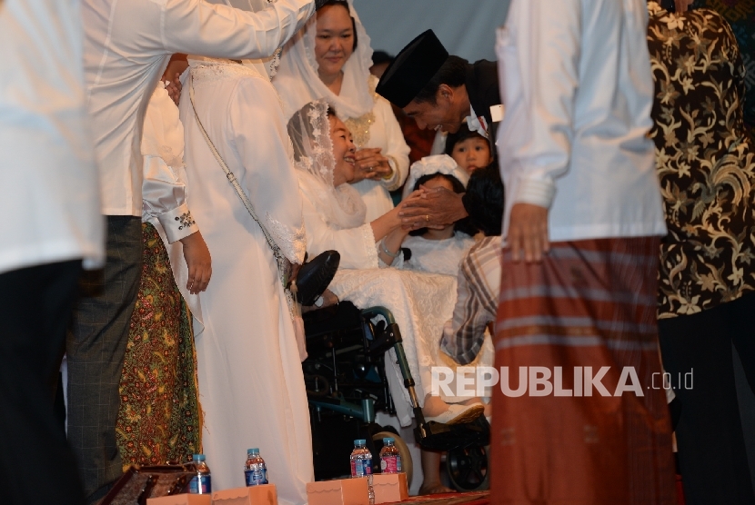 Presiden Joko Widodo diterima oleh Istri Gus Dur Shinta Nuriyah saat Haul Gus Dur ke-7 di Jakarta, Jumat (23/12). Pada Haul ke-7 Gus Dur ini mengangkat tema Menebar Damai Menuai Rahmat. 