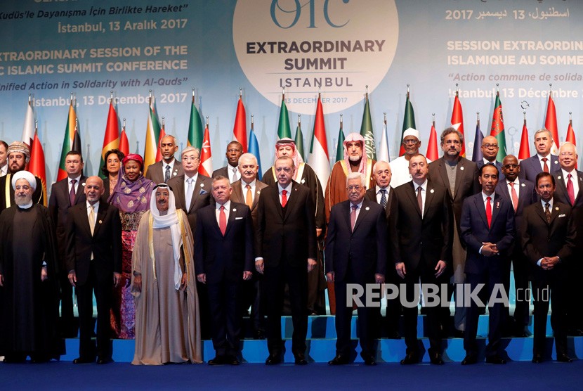 Indonesian President Joko Widodo (two, right) and other countries leader attend Organization of Islamic Cooperation (OIC) Extraordinary Summit in Istambul, Turkey, on Wednesday (December 13).