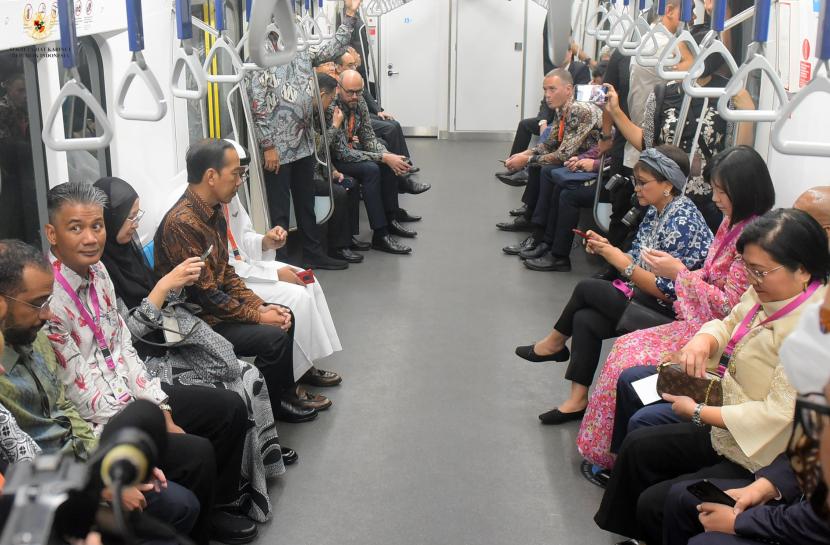 Presiden Joko Widodo (Jokowi) ajak para dubes berbagai negara naik MRT Jakarta, Selasa (8/8/2023).