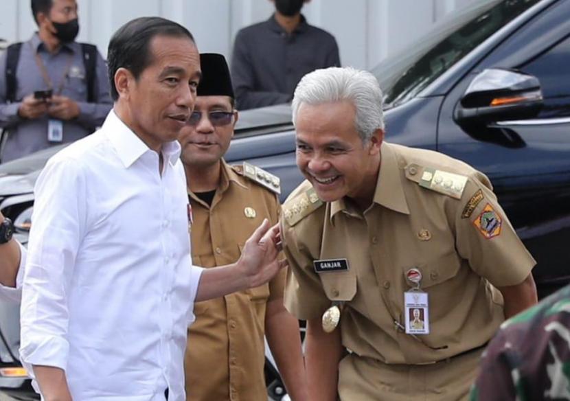 Presiden Joko Widodo (Jokowi) bersama Gubernur Jawa Tengah Ganjar Pranowo. Capres PDIP Ganjar Pranowo membela Presiden Jokowi soal cawe-cawe.