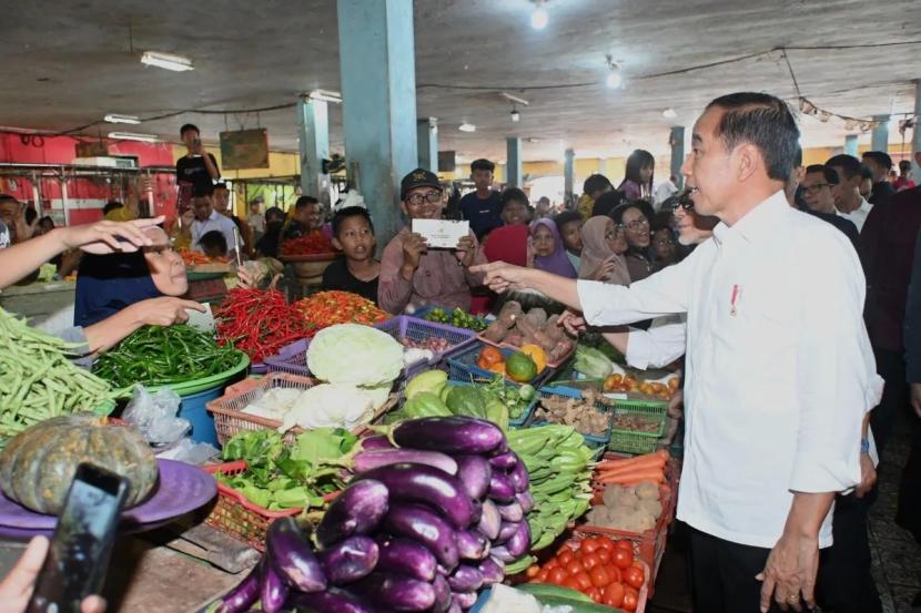 Presiden Joko Widodo (Jokowi) berinteraksi dengan pedagang pasar.