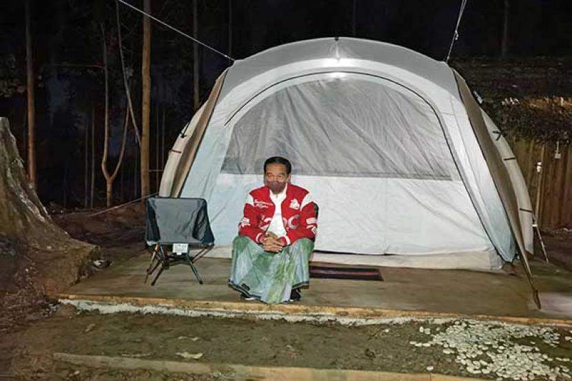 Presiden Joko Widodo (Jokowi) saat berkemah di IKN Nusantara.