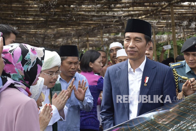Presiden Joko Widodo (Jokowi) berkunjung ke Pondok Pesantren Nahdlatul Wathan (NW) Anjani di Desa Anjani, Kecamatan Suralaga, Kabupaten Lombok Timur, NTB pada Kamis (23/11).