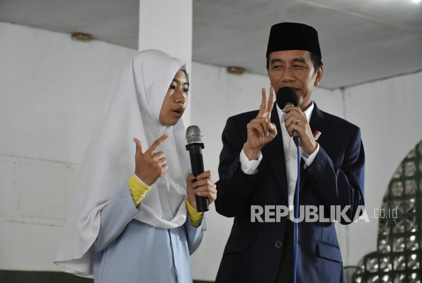 Presiden Joko Widodo (Jokowi) berkunjung ke Pondok Pesantren Nahdlatul Wathan (NW) Anjani di Desa Anjani, Kecamatan Suralaga, Kabupaten Lombok Timur, NTB pada Kamis (23/11).