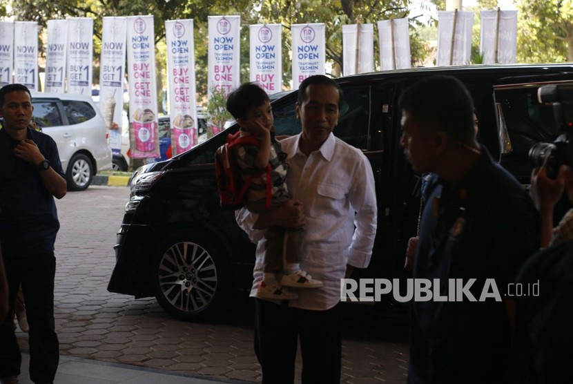 Presiden Joko Widodo (Jokowi) bersama cucu pertamanya Jan Ethes Srinarendra menikmati liburan di Transmart Yasmin di Jalan Abdullah bin Nuh, Kota Bogor, Senin (18/6).
